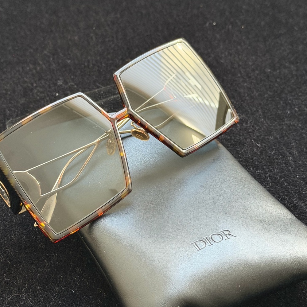 Dior Women's Tortoise Square Sunglasses 30Montaigne style